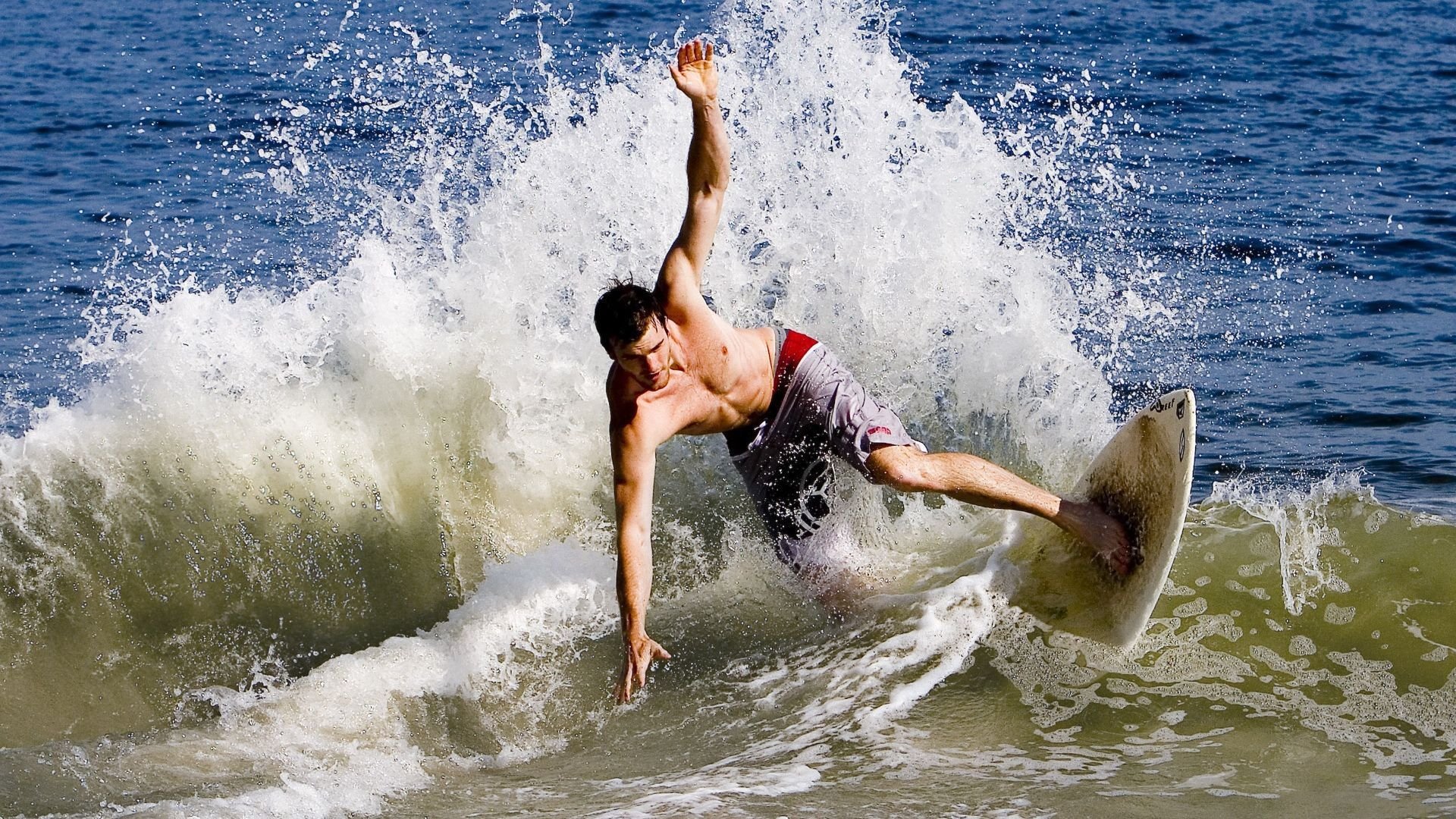 爱游戏体育在线app-球员家庭温情故事引网友共鸣，足球球星家境